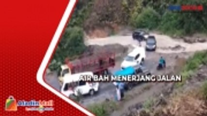 Air Bah Tumpah ke Jalan Provinsi di Mandailing Natal, Lalu Lintas Macet total