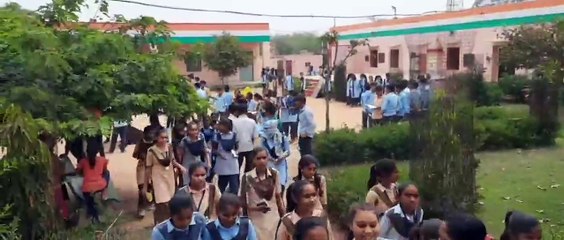 दसवीं बोर्ड परीक्षा: अंग्रेजी का पर्चा देने के बाद परिक्षार्थियों ने की चर्चा