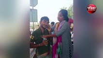 बीजेपी महिला नेता ने युवक की जमकर की पिटाई, वीडियो वायरल