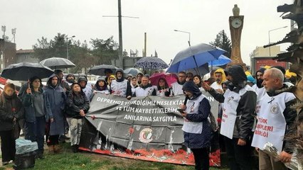 Sağlıkçılardan depremin sembolü saat kulesine karanfil