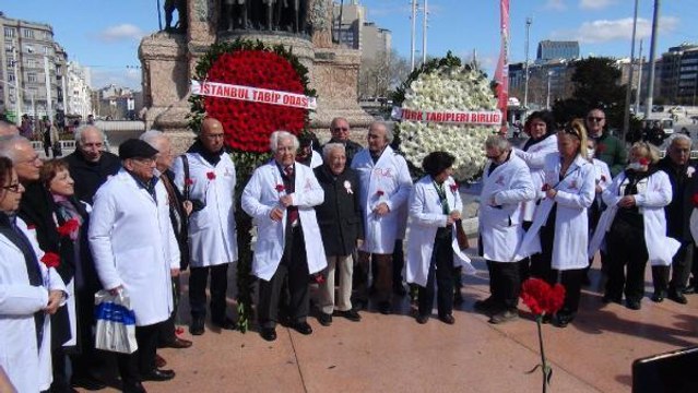 TAKSİM CUMHURİYET ANITI'NA SAĞLIK ÇALIŞANLARI ÇELENK BIRAKILDI
