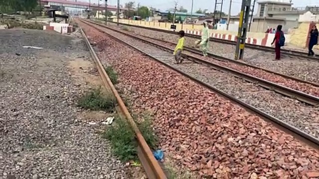 पटरी पार कर रहे लोग, जोखिम में डाल रहे जान, देखे वीडियो