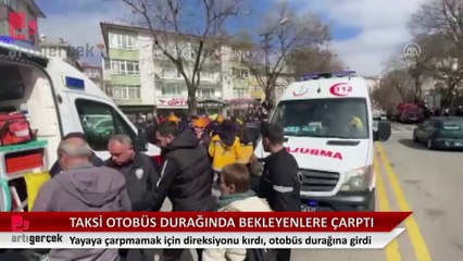 Bir taksi otobüs durağında bekleyenlere çarptı