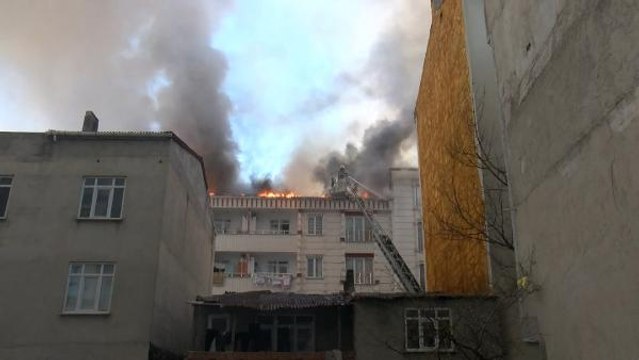 ESENYURT'TA 5 KATLI BİNANIN ÇATISINDAKİ YANGIN BİTİŞİKTEKİ BİNALARA SIÇRADI