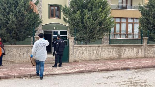 TARTIŞTIĞI ANNESİNİ BIÇAKLAYIP, KENDİNİ EVE KİLİTLEDİ