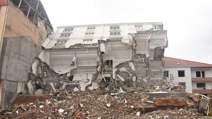 Depremde camları dahi kırılmadan yan yattı