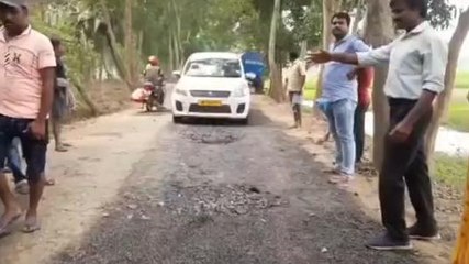 পঃ মেদিনীপুর: রাস্তার কাজ বন্ধ করে দিলেন গ্রামবাসীরা, ছুটে এল প্রশাসন ও পুলিশ