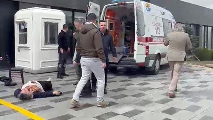 Sadece 1 gün evli kaldılar! Boşanma duruşması çıkışı kavga çıktı, 2 kişi yaralandı