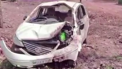 कटनी: तेज रफ्तार कार विद्युत पोल से टकराई,हादसे में 1 की मौत, 4 घायल