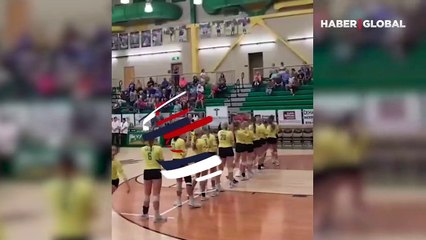 Voleybol maçında şoke eden an! Tribün yıkıldı, kendini yerde bulan seyirci şınav çekmeye başladı
