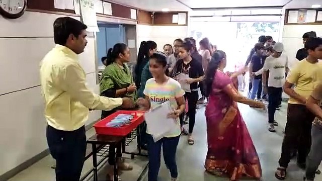 SURAT VIDEO : परीक्षा केंद्रों पर तिलक, फुल और पेन से विद्यार्थियों का स्वागत