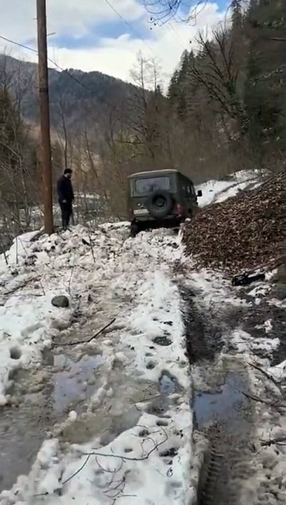 Marche arrière ratée, il finit dans la rivière