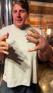 Cet homme a les bras de Popeye