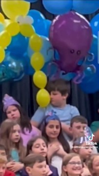 Ce gamin idiot découvre l'électricité statique avec un ballon... la honte