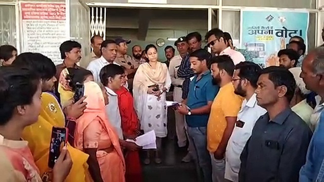 आयुष्मान कार्ड पर इलाज की बात को लेकर चौधरी नर्सिग स्टाफ द्वारा मारपीट के मामले में कार्रवाई के लिए यादव समाजन ने सौंपा ज्ञापन