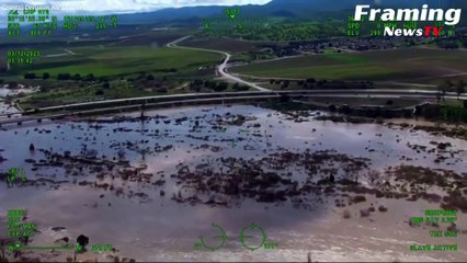 Momen Awak Helokopter Melakukan Penyelamatan Korban Banjir di Sungai California