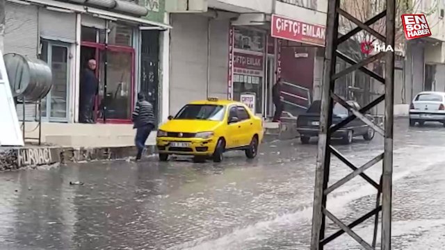 Şanlıurfa'da sağanak yağış cadde ve sokakları göle çevirdi