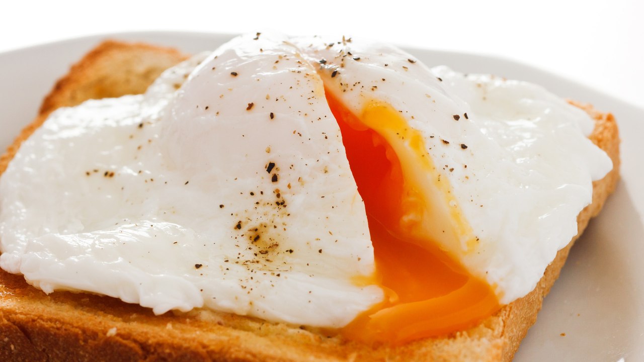 Pochierte Eier: So gelingen sie auf dem Herd, im Ofen und in der Mikrowelle