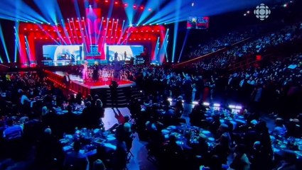 Avril Lavigne confronts topless protester on Juno Awards stage