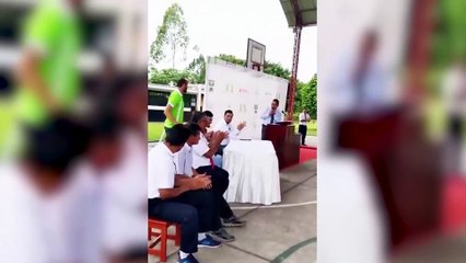 Hernan Barcos deja su domingo familiar y llevó alegrías a niños en Moyobamba y donó computadoras