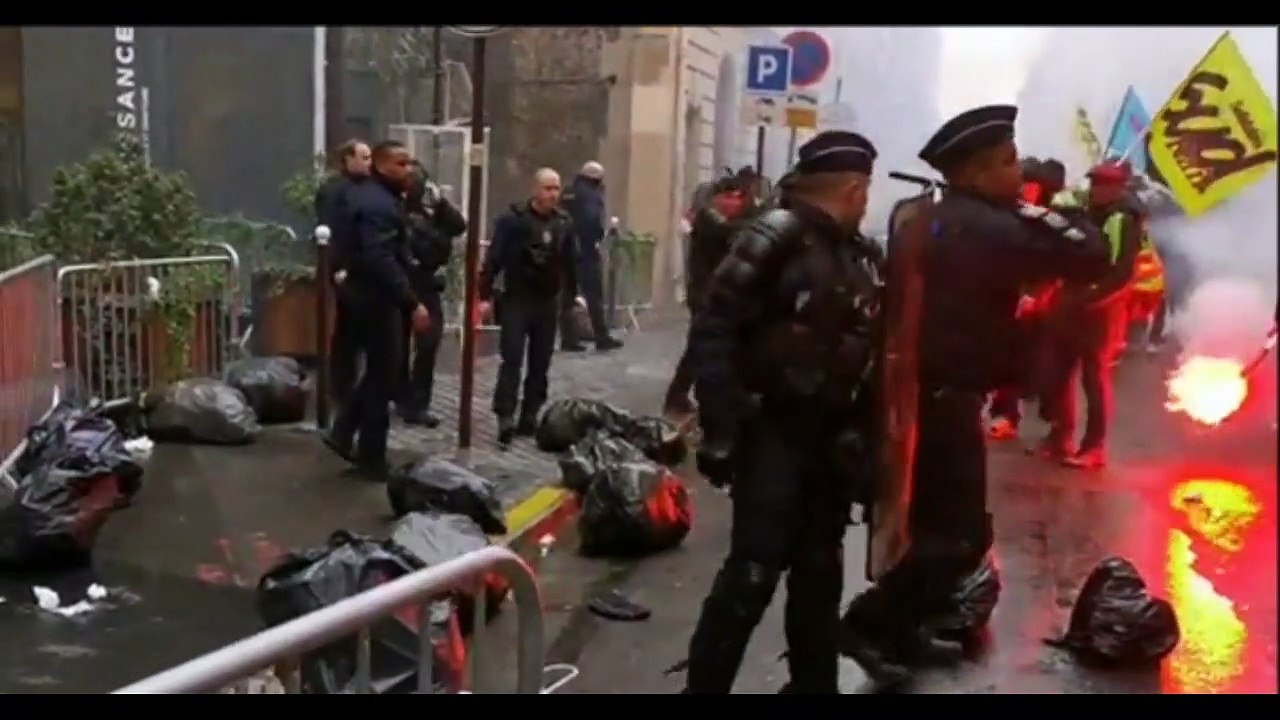 Paris : Des poubelles jetées par des manifestants contre la réforme des retraites sur les policiers