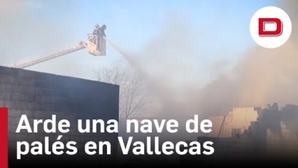 Arde una nave de almacenamiento de palés de madera y embalajes en Vallecas