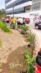 ¡Llueven los puñetazos! guardias de la UNAH agarran a golpes a jóvenes dentro del campus