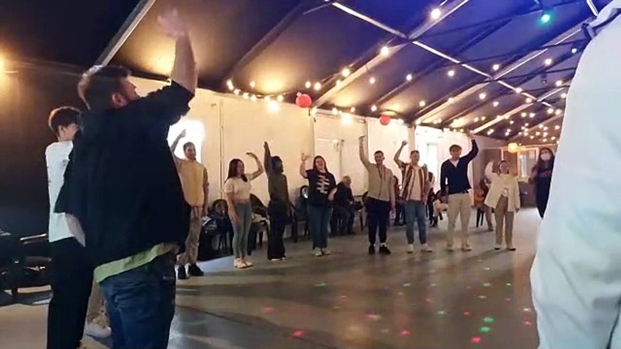 L'acteur Laurent Ournac forme les futurs animateurs des "Campings Paradis" au Barcarès