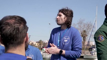 Baleia gigante com escoliose luta para se mover em mar espanhol