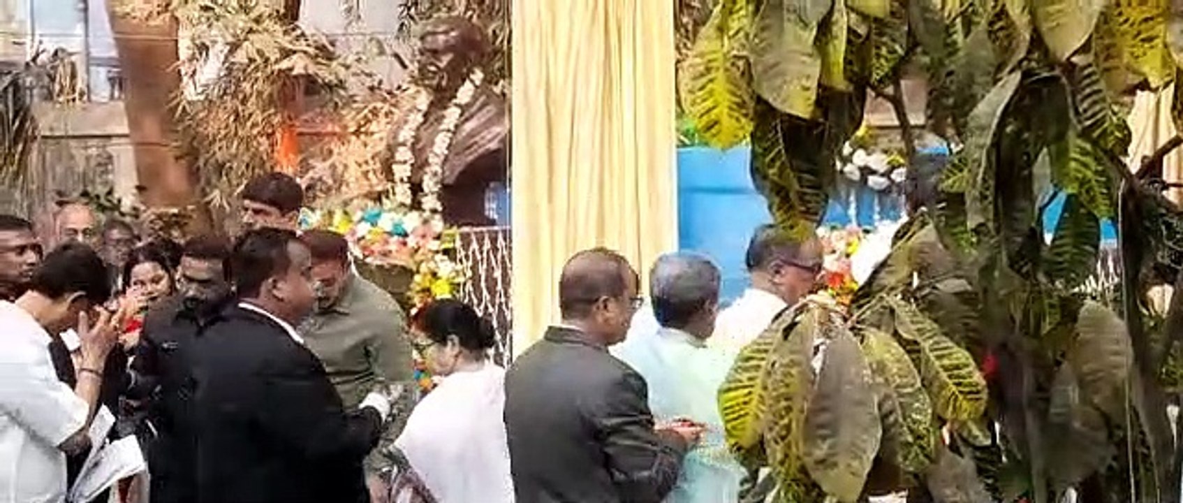 मुझे गाली दें या मारें पर लोगों से नहीं छीनें नौकरी