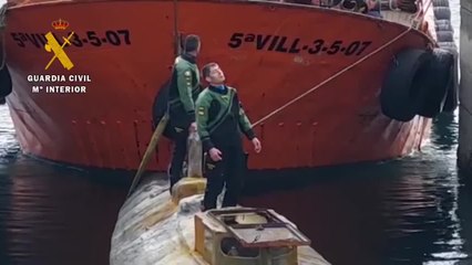 La Guardia Civil reflota el narcosubmarino de Arousa