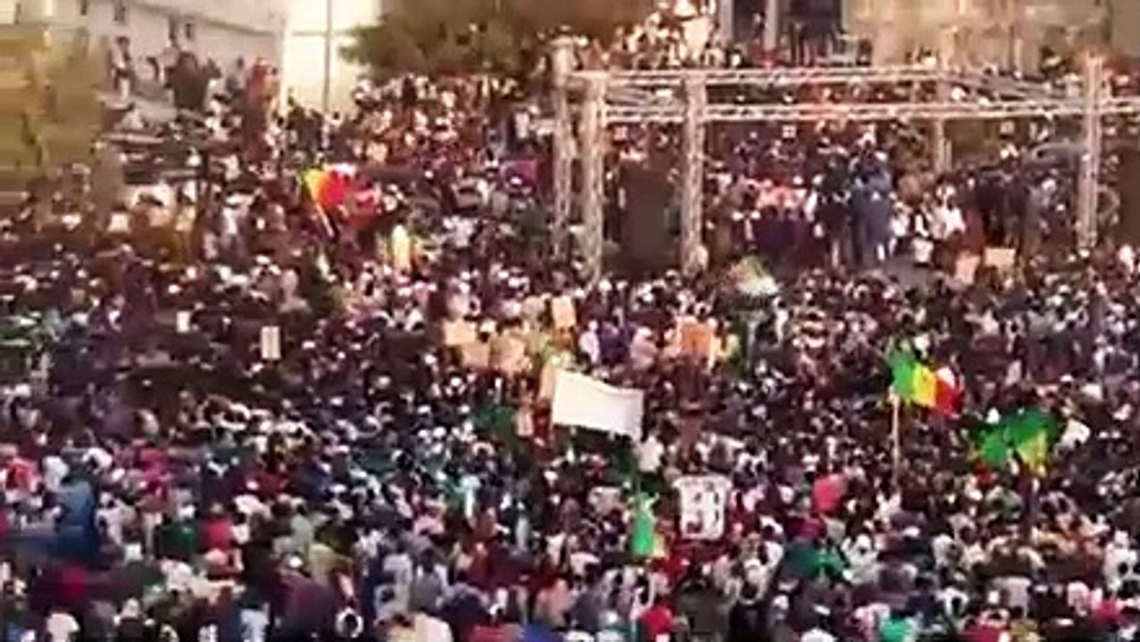 Ousmane Sonko entre aux Parcelles en compagnie de milliers de jeunes… le lieu du Mega meeting déjà bondé de monde