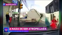 Joven se salva de ser atropellada en León, Guanajuato