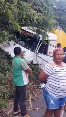 Carro capota após colidir com carreta em Jequiá da Praia