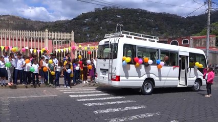 Escuela Especial la Amistad estrena unidad de transporte en Matagalpa