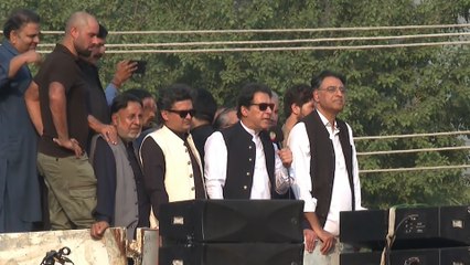 اشتباكات بين الشرطة الباكستانية وأنصار عمران خان أمام منزله في لاهور