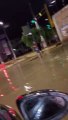 Joven músico toca Titanic en las calles inundadas por la lluvia