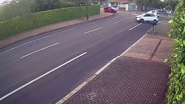 Câmeras registram capotamento na Rua Maranhão esquina com Marechal Cândido Rondon