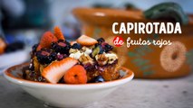 Deliciosa capirotada de frutos rojos, postre típico mexicano