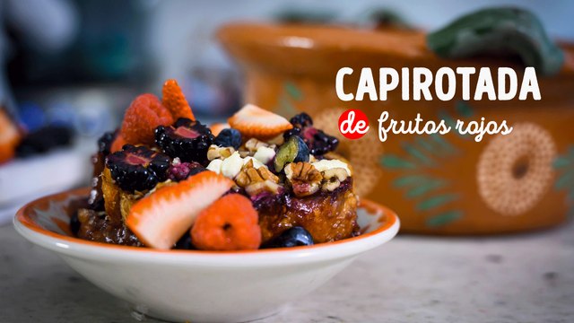 Deliciosa capirotada de frutos rojos, postre típico mexicano