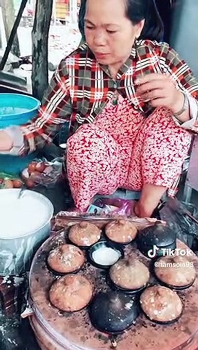 Cô gái gây sốc khi ăn sập chợ Phú Yên chỉ với 20 nghìn: Bánh căn 1 nghìn/2cái, cháo lòng chỉ 5 nghìn