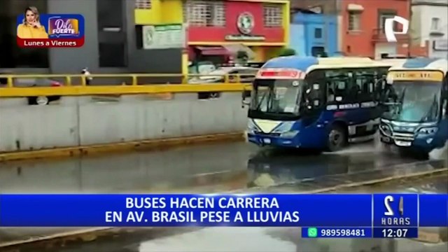 Conductores de transporte público realizan carrera en pista inundada por lluvias