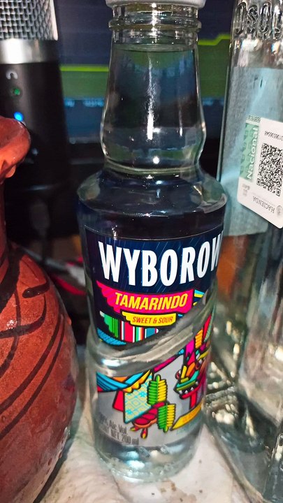 presentando botellas de licor para beber en una fiesta de celebracion con vodka ginebra whisky