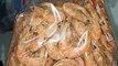 Comiendo camarones secos gambas botana mariscos bebidas receta de cocina ancestral tradicional