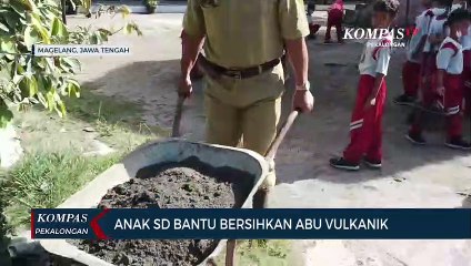 Anak-Anak SD N 2 Krinjing Bersemangat Bersihkan Material Abu Vulkanik