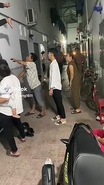 Lâu ngày không liên lạc được với hàng xóm, cả trọ rủ nhau trèo lỗ thông gió kiểm tra và cái kết