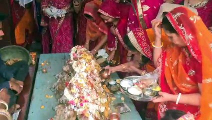 शीतला माता के लगाया भोग, खेल रहे रंग