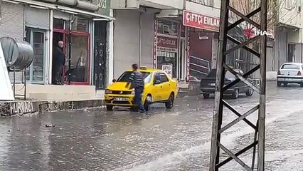 Şanlıurfa'da sağanak yağış yolları göle çevirdi