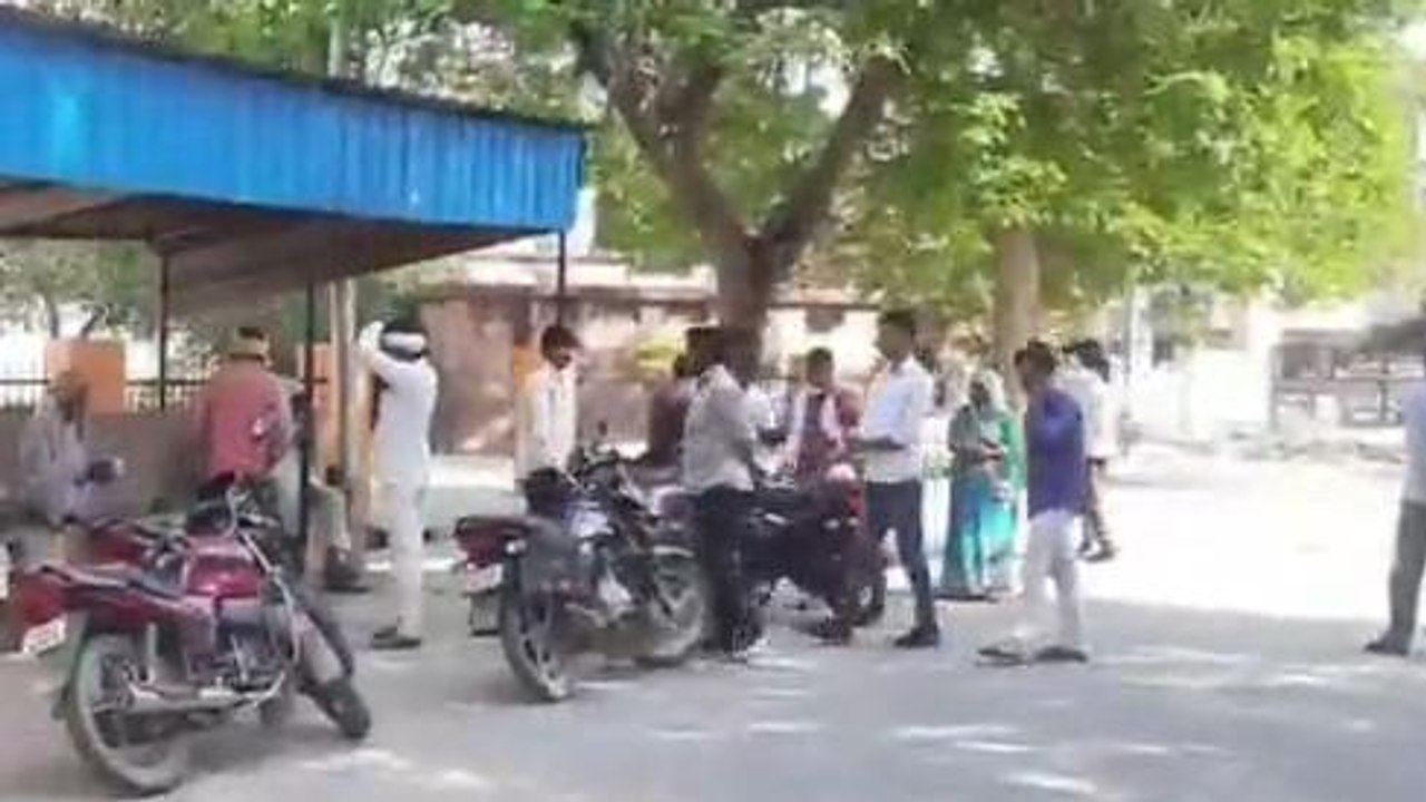 मैनपुरी: ईटों से भरी ट्रैक्टर ट्रॉली अनियंत्रित पलटी, 3 लोग घायल एक की मौत