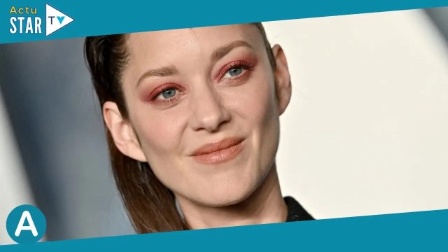 Marion Cotillard scintillante après les Oscars : coiffure originale et maquillage audacieux à Los An